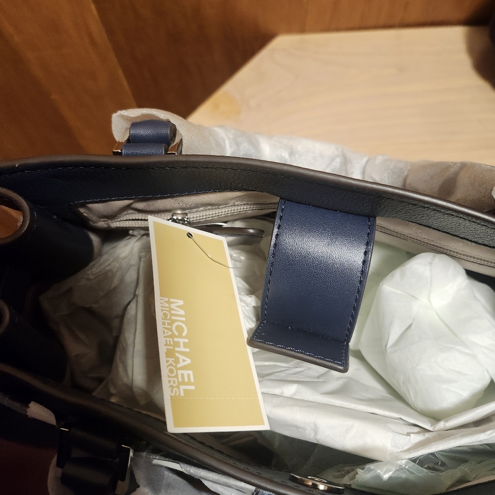 Michael Kors Elegant Navy Satchel with Silver Details - Picture 4 of 5